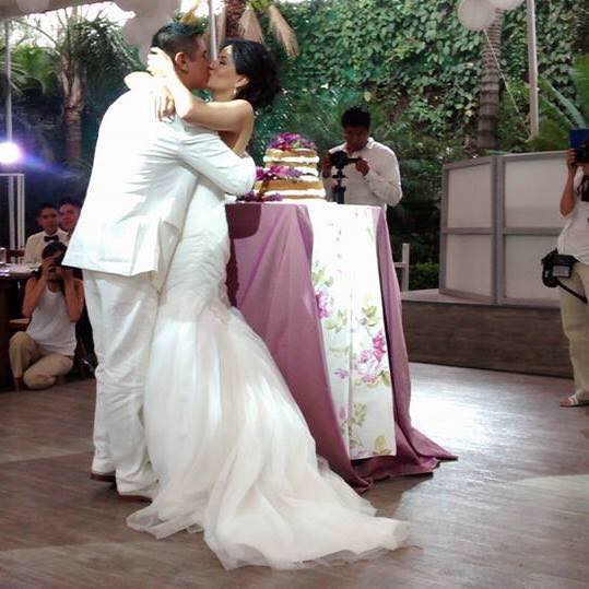 Pastel para boda de fondantnovios abrasandose
