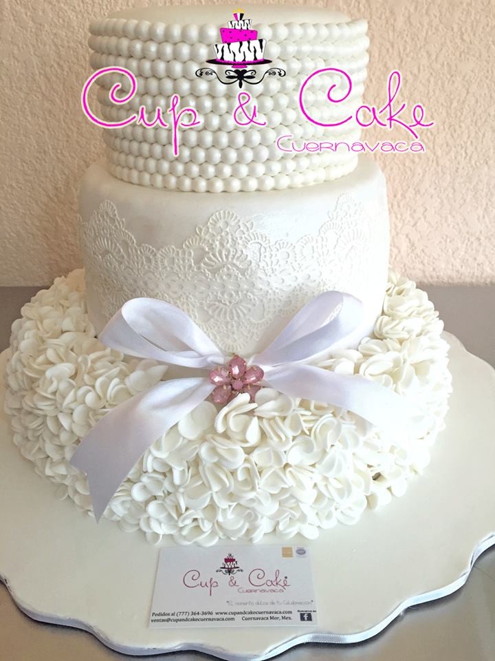 Pastel para Boda en cuernavaca morelos con moño y petalos