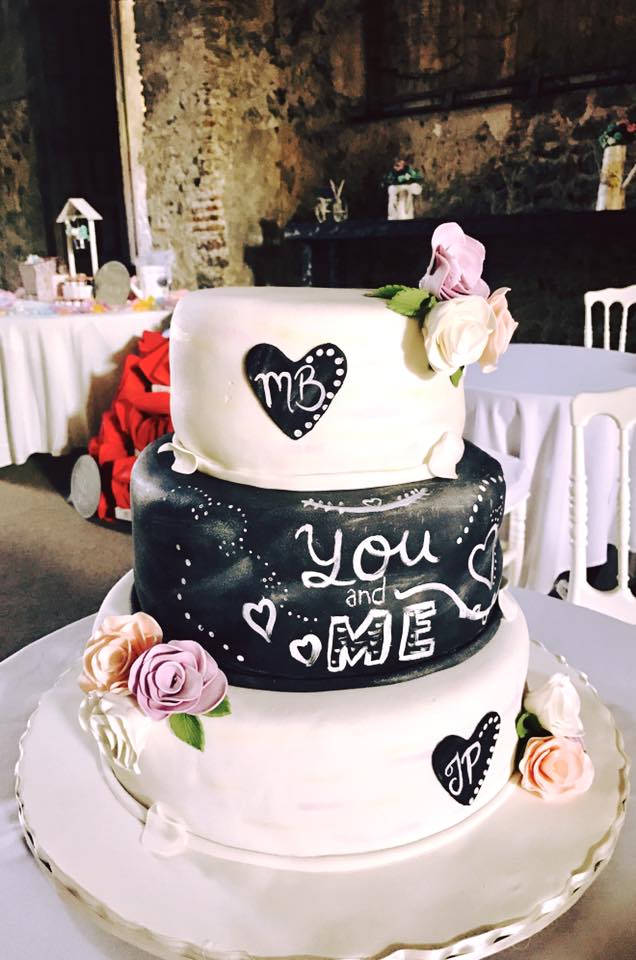 Pastel para boda de fondant corazones negros 
