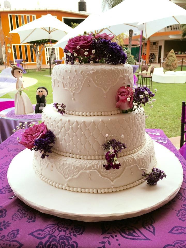 Pastel para Boda en cuernavaca morelos con flores de colores naturales