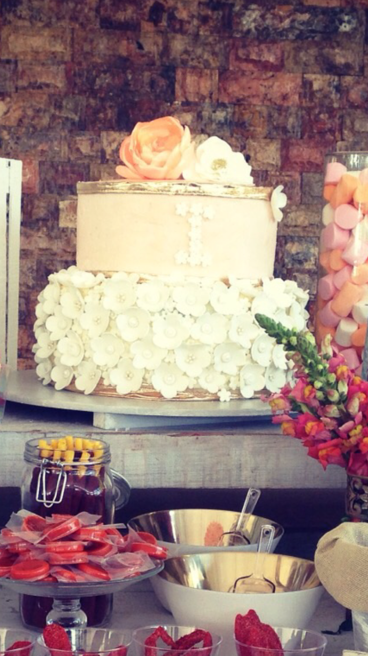 Pastel para boda de fondant con fresas