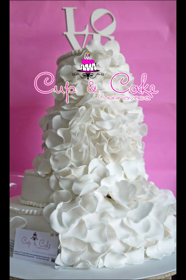 Pastel para boda de fondant petalos blanco