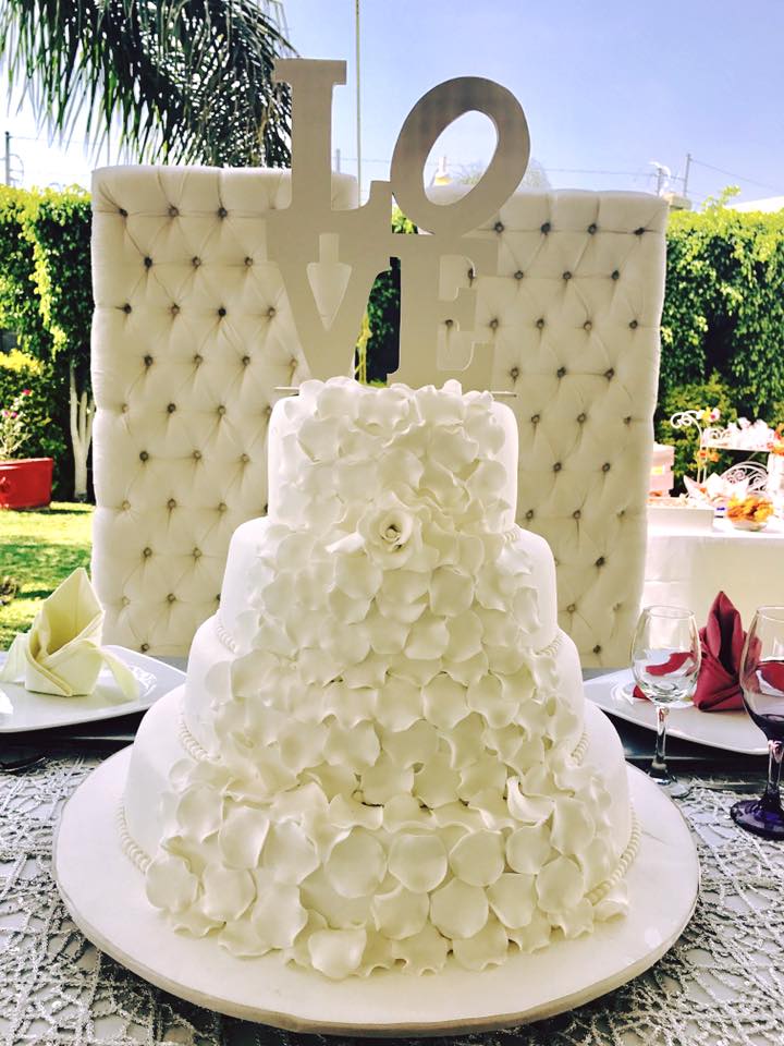 Pastel para Boda en cuernavaca morelos con petalos blanco