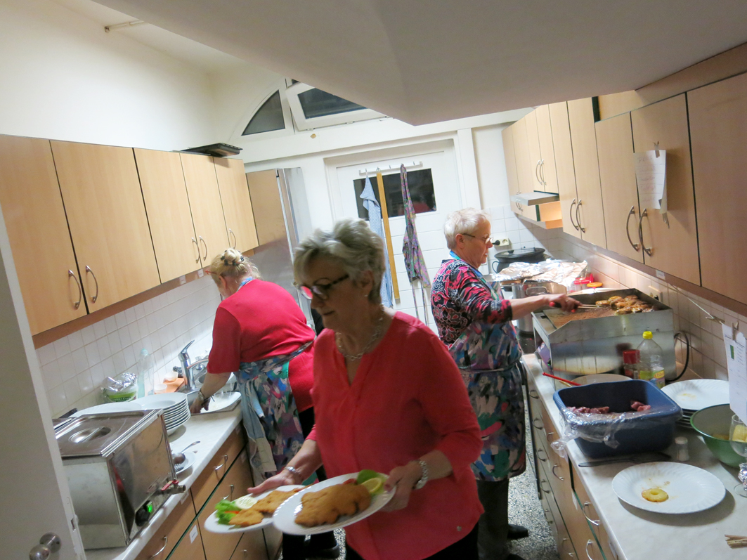 Unsere Kirchenbesucher werden nach der Sonntagsmesse versorgt