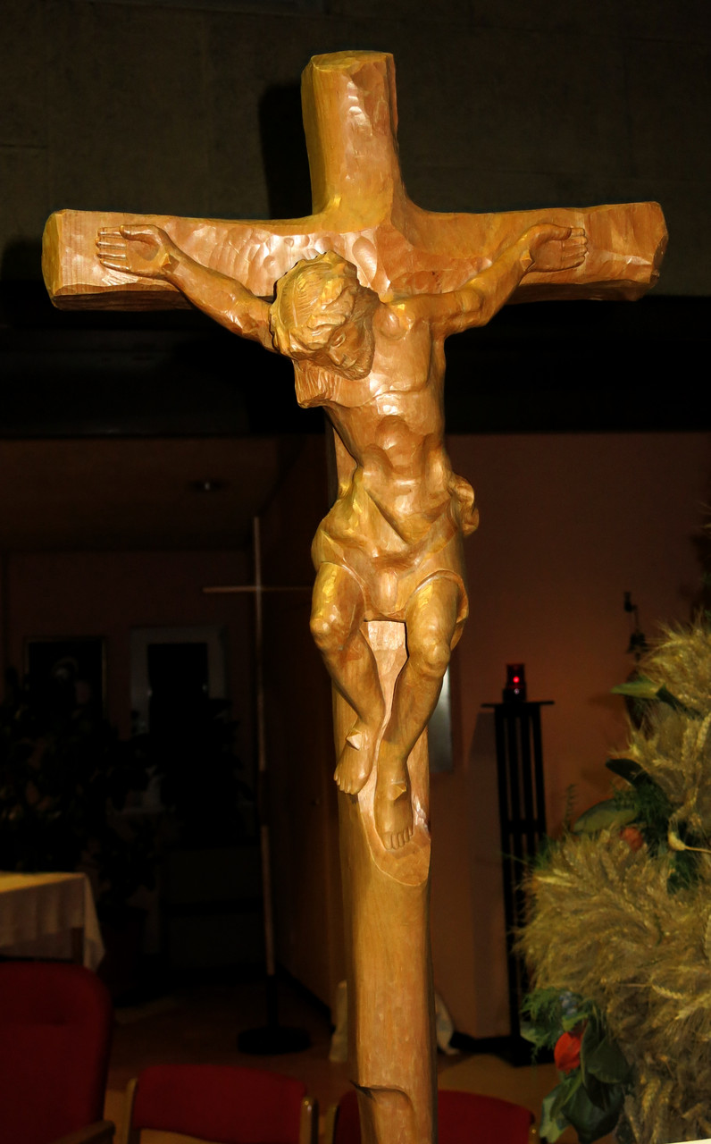 Großes geschnitztes Prozessionskreuz