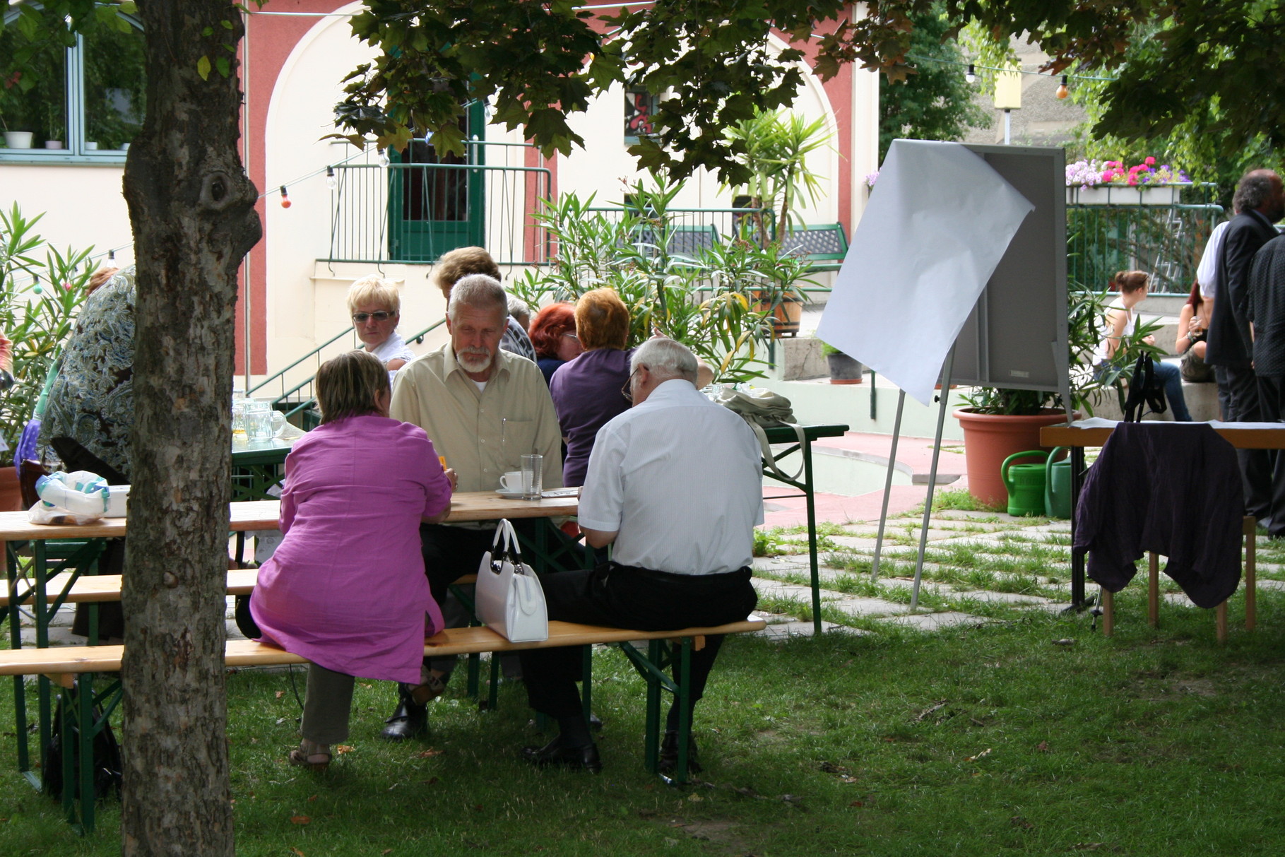 Pfarrgarten - Richtung Kirche