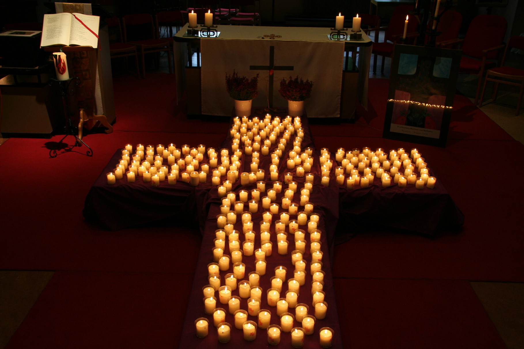 Allerseelenfeier mit Kerzenkreuz