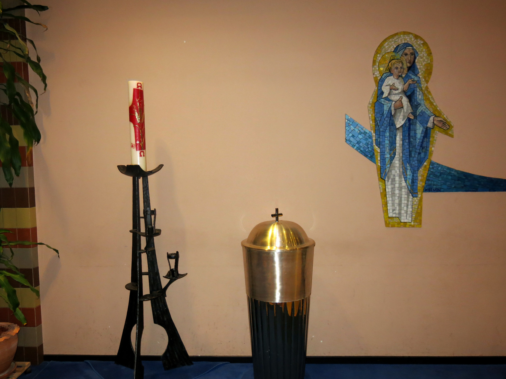Osterkerze, Taufbrunnen, Hl. Maria Mosaik