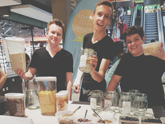 Sommerunternehmer Fabian, Lukas und Pascal mit "MuesliYard" beim Verkauf im MERCADO, Futurepreneur