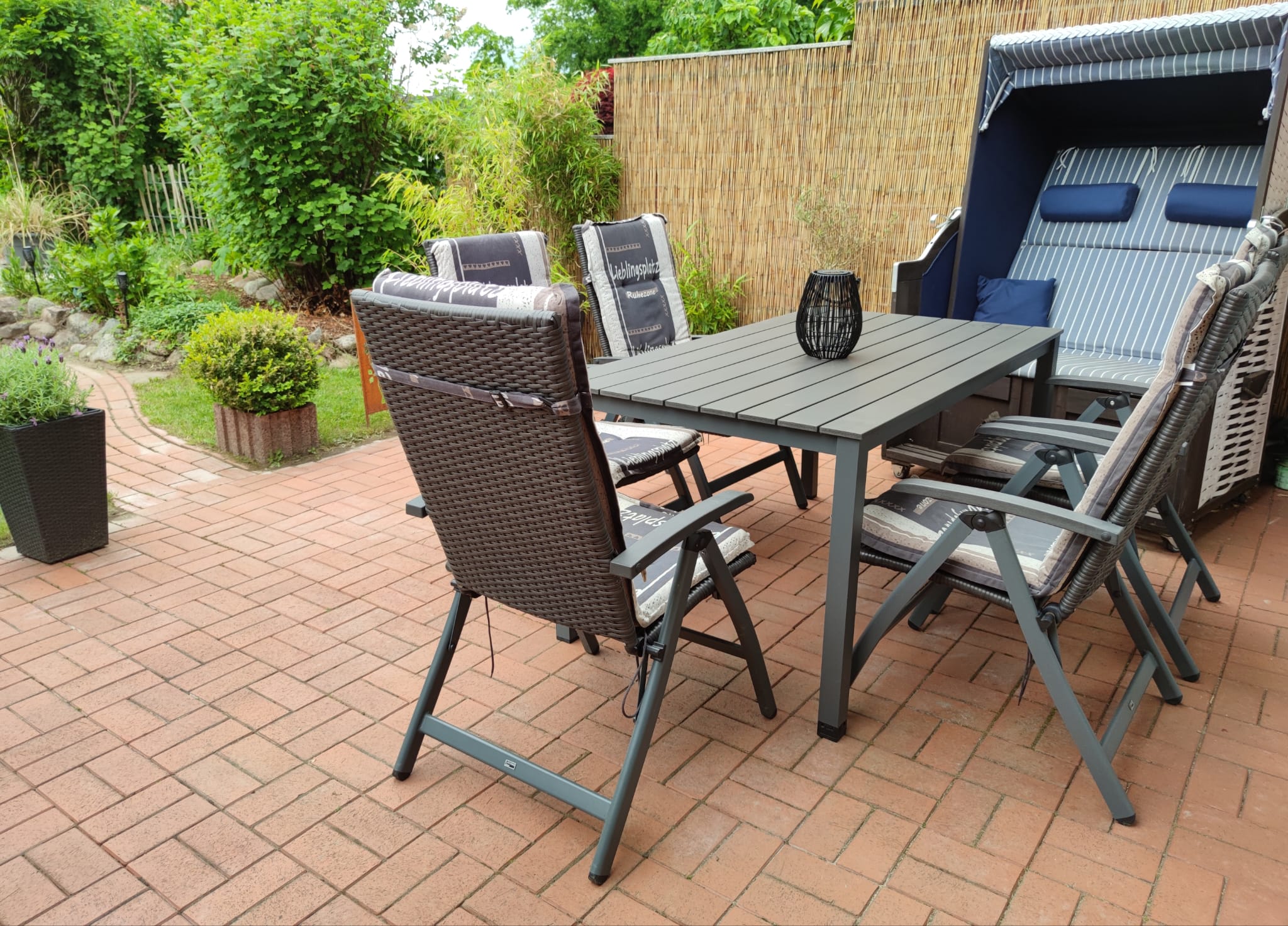 Südwestterrasse mit Strandkorb, Markise, Elektro-Grill