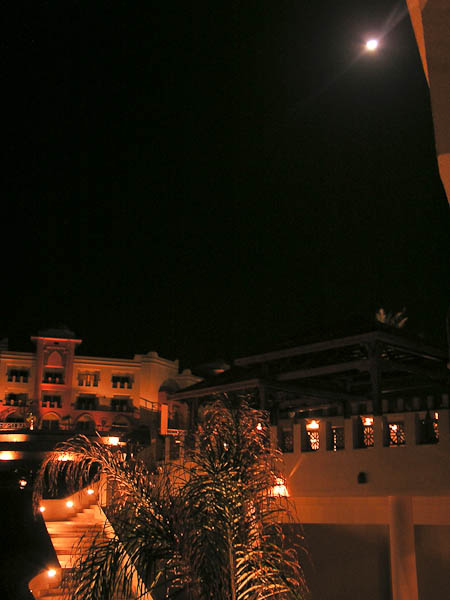 Hotelanlage bei Nacht