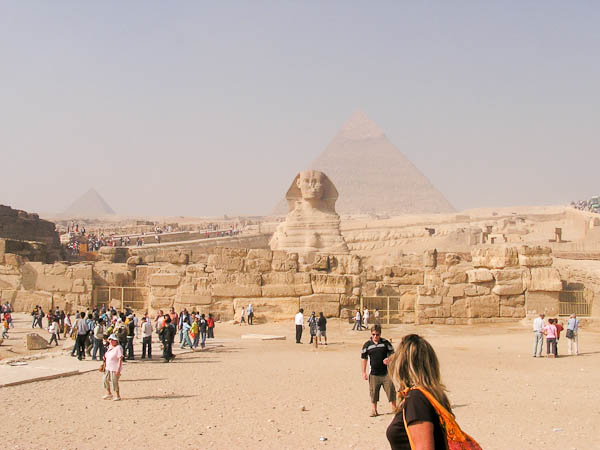 Sphinx mit Pyramiden im Hintergrund
