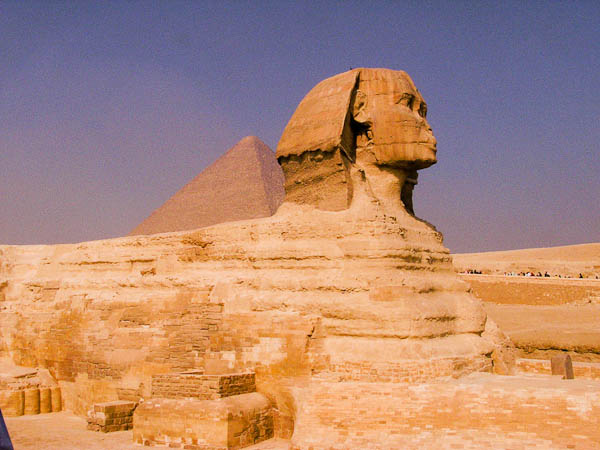 Sphinx mit Pyramide