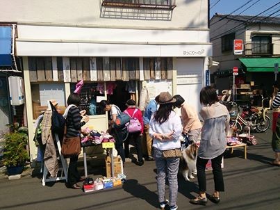裏通りなのに人だかり♪