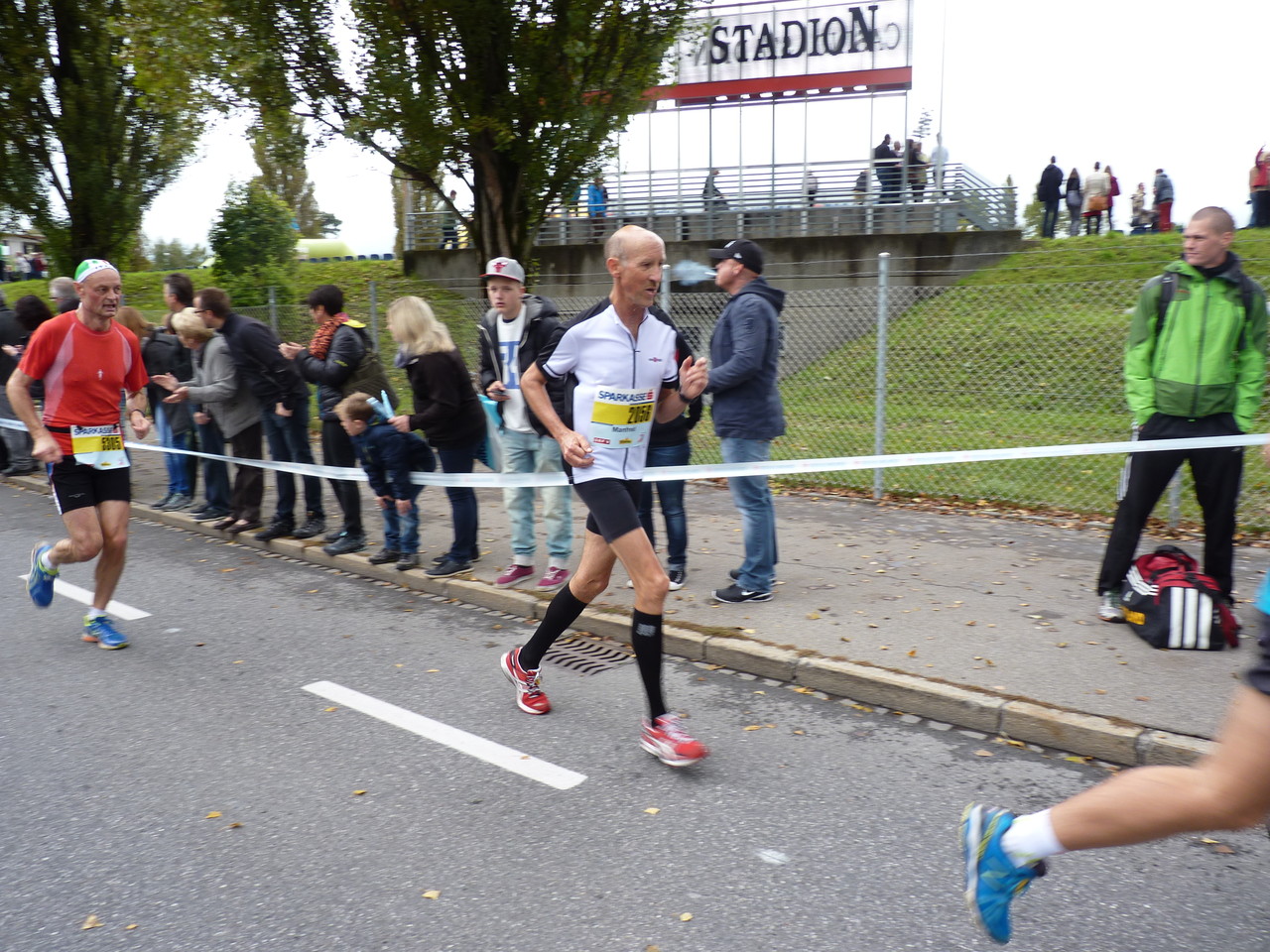 Manfred kurz vor dem Ziel - Halbmarathon Zeit: 1:37:28