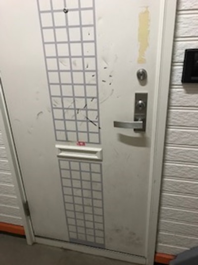 玄関ドアの傷汚れ