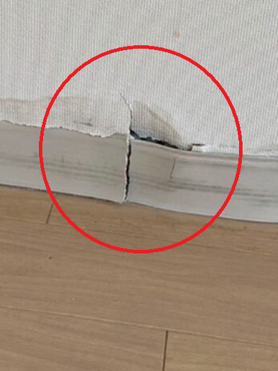 壁の穴