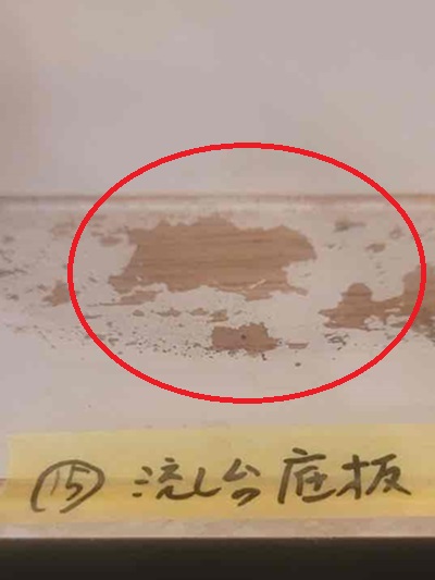 流し台底板塗装剥がれ
