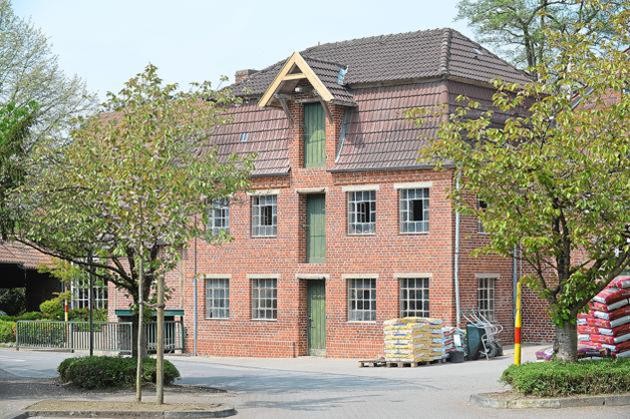 Toll sieht die alte Mühle aus nach ihrer Fassadensanierung. Foto: Johannes Oetz