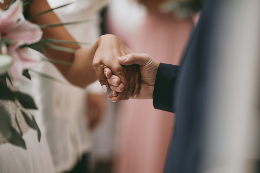 Bild: Traubogen für die Hochzeiten mieten, finde Ideen und Tipps für Traubogen Dekoration auf der Hochzeit, gefunden auf philosophylove.de aus Düsseldorf