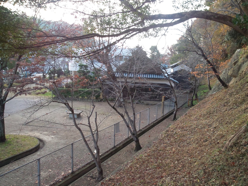 太子山より、向うには民俗資料館・児童館が見える。