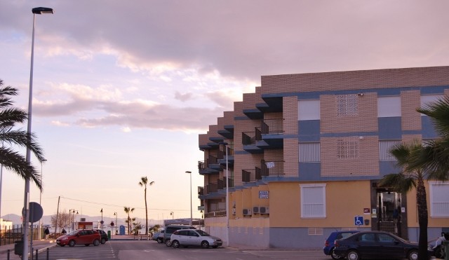 Fachada Apartamentos Sol y Lodo al fondo Playa de Villananitos