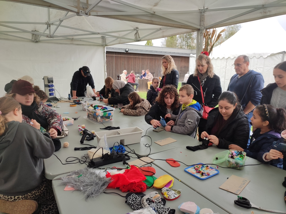 groupe et réalisations atelier gnomes et marionnettes en recyclé  fête du potiron Wittenhem 19/10/2025