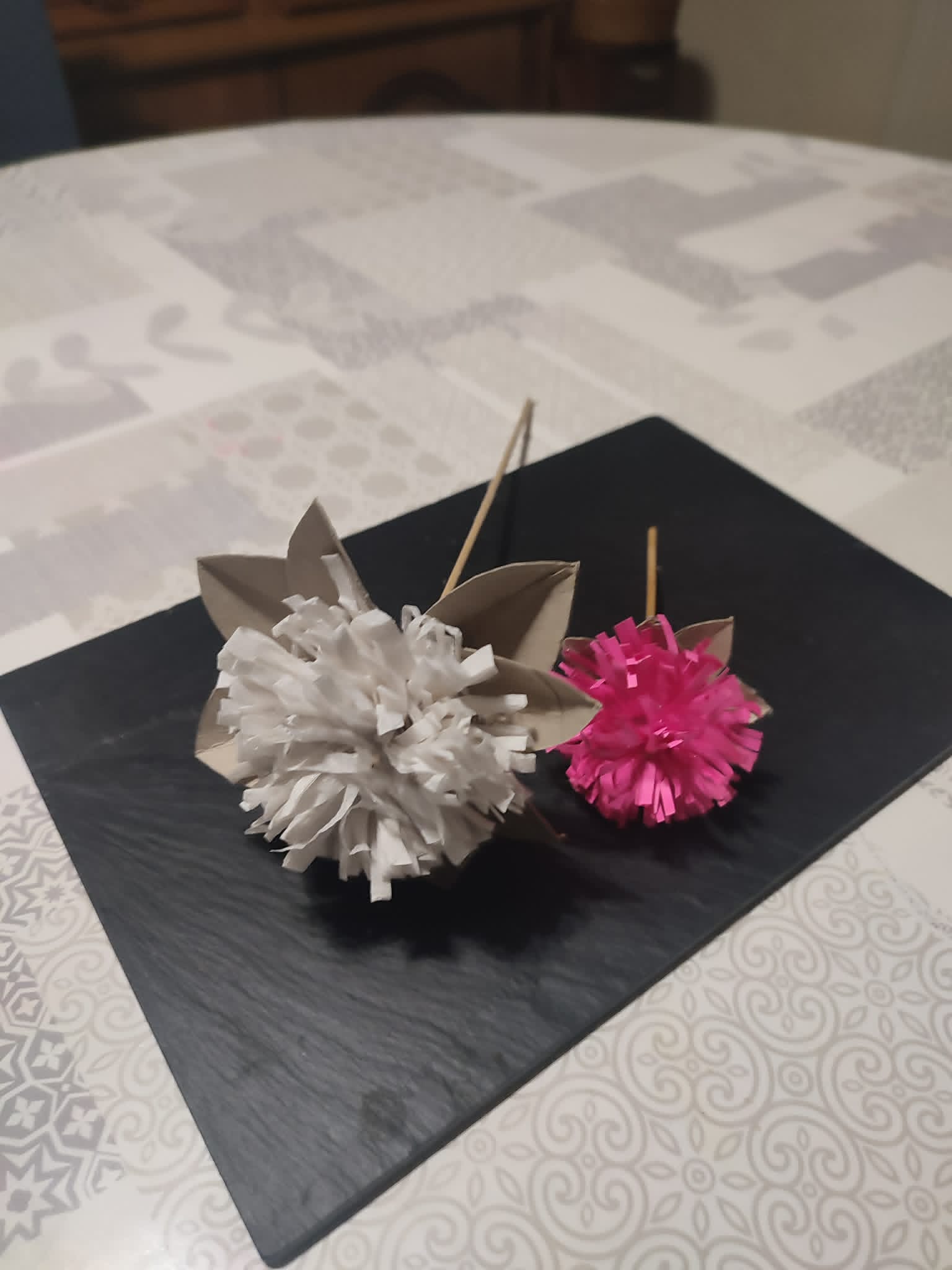 avec du  rouleau de papier wc et le papier wc aussi pour le coeur de la fleur