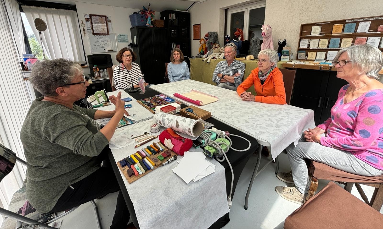 groupoe seniors atelier peinture au fer à repasser