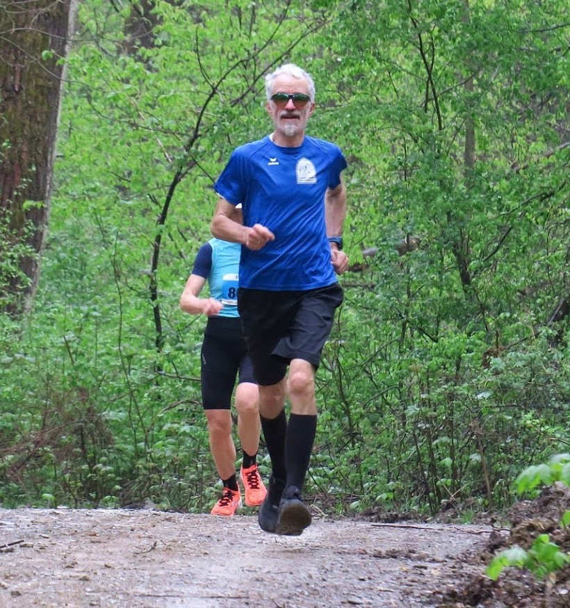 Silke und Andreas Altmann laufen beim NHC in Hofgeismar auf das Siegerpodest