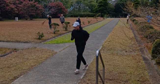 長崎県忠霊塔敷地内を清掃する自衛隊員