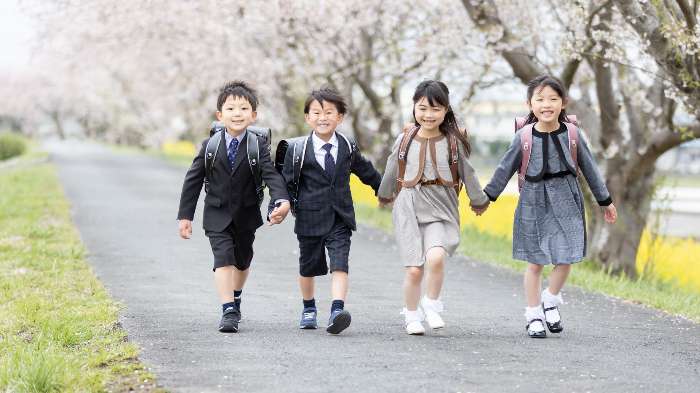 ランドセルと小学生のイメージ画像　長崎通信社