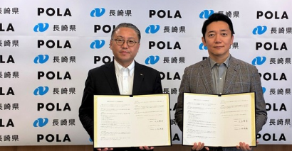 締結式の様子 右:株式会社ポーラ 代表取締役社長 小林琢磨 左:長崎県知事 大石賢吾氏