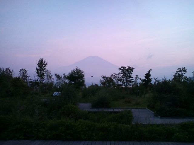 夕暮れになり富士山が・・・