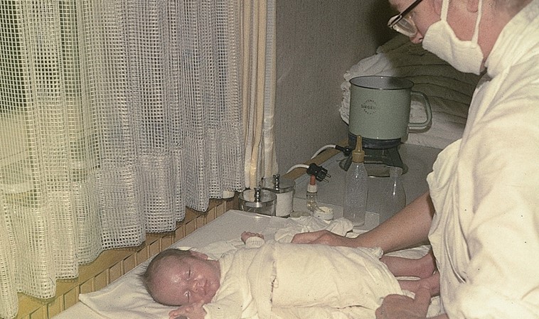 Schwester Edelberta bei der Neugeborenen-Versorgung im Jahr 1956.