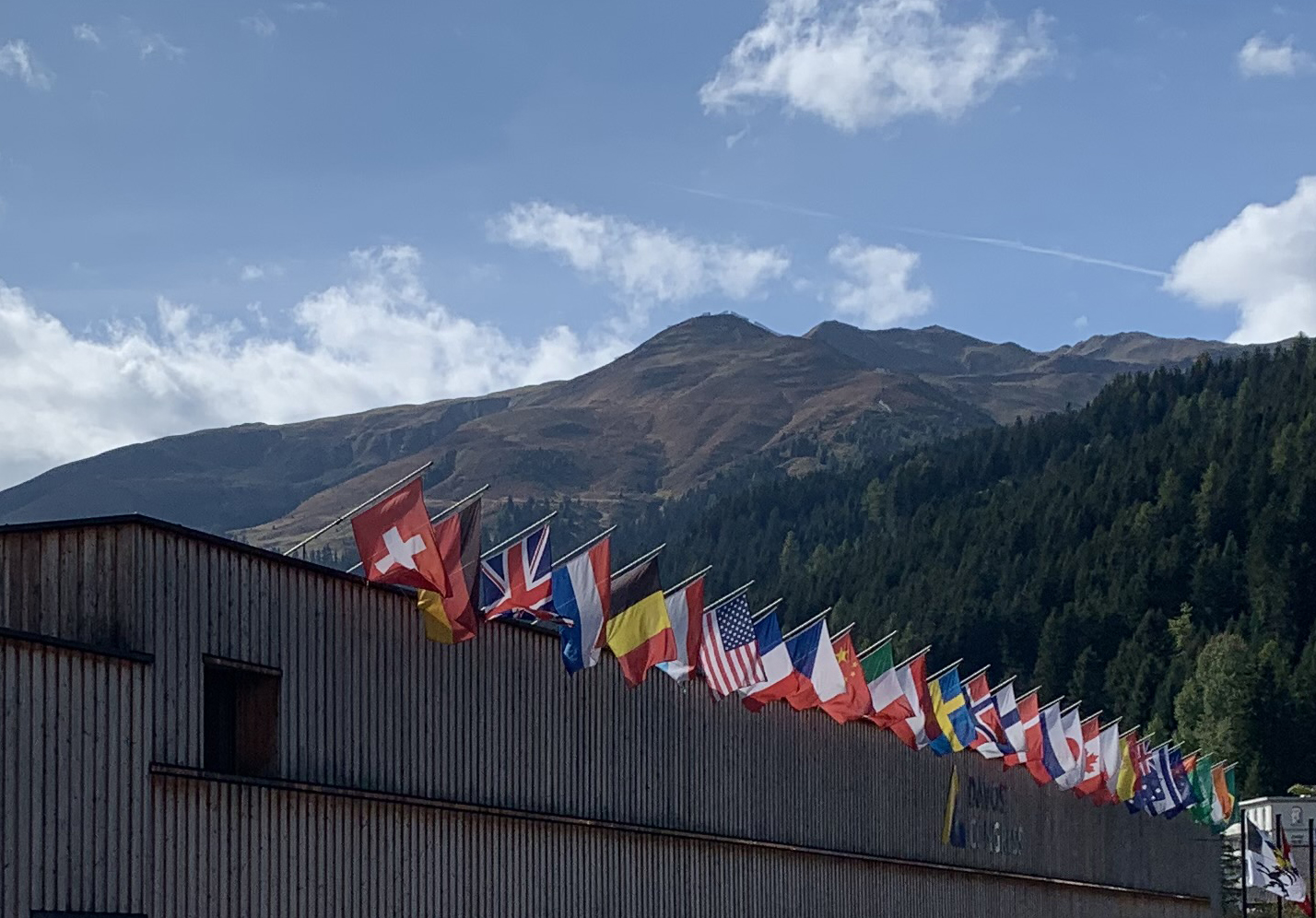 Congresscenter mit Fahnen in Davos