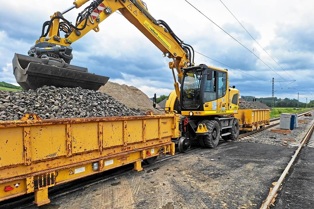 2-Wege-Bagger von MB Railtech beim Schotter entladen