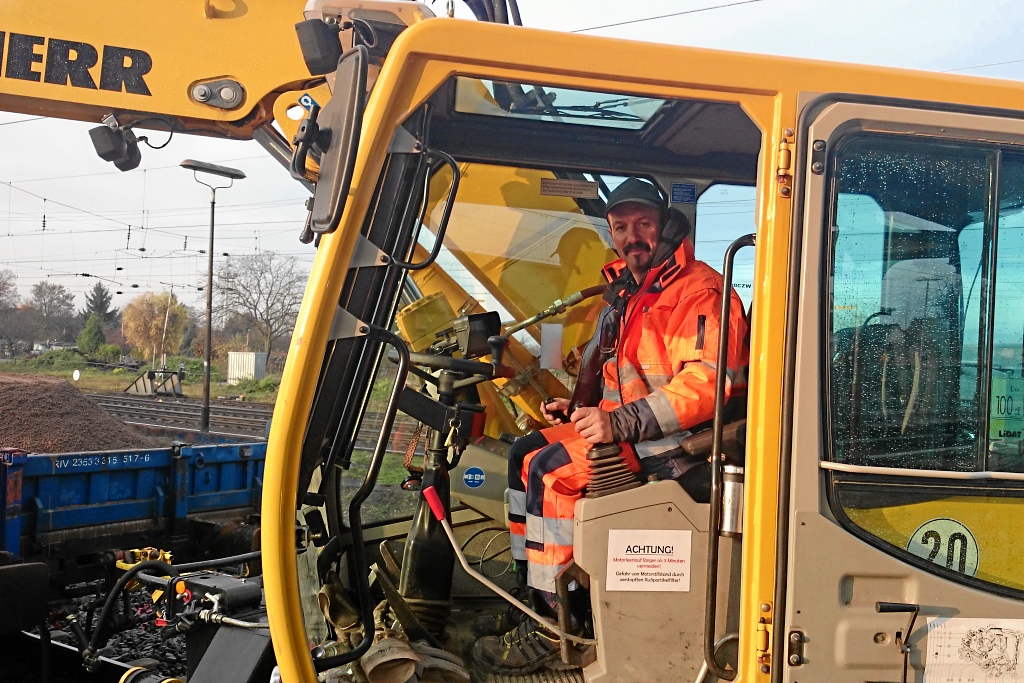 Rangierarbeiten mit Zweiwegebagger