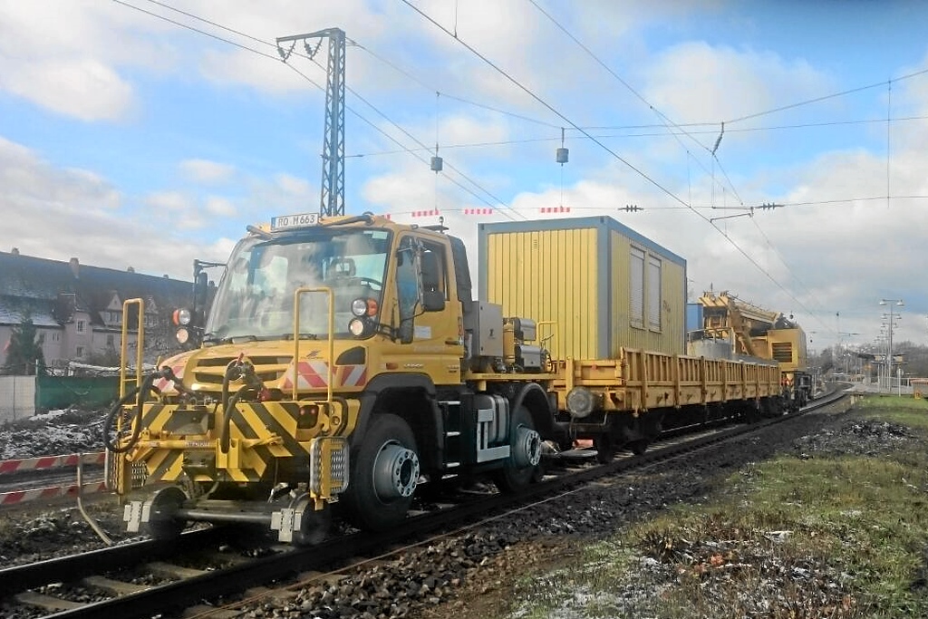 2-Wege-Unimog bei Rangierarbeiten