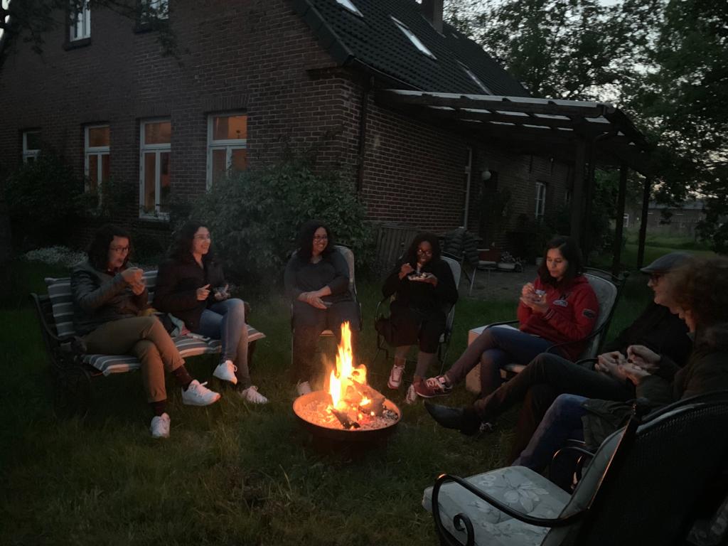 Gemütlich am Feuer sitzen nach dem Grillen