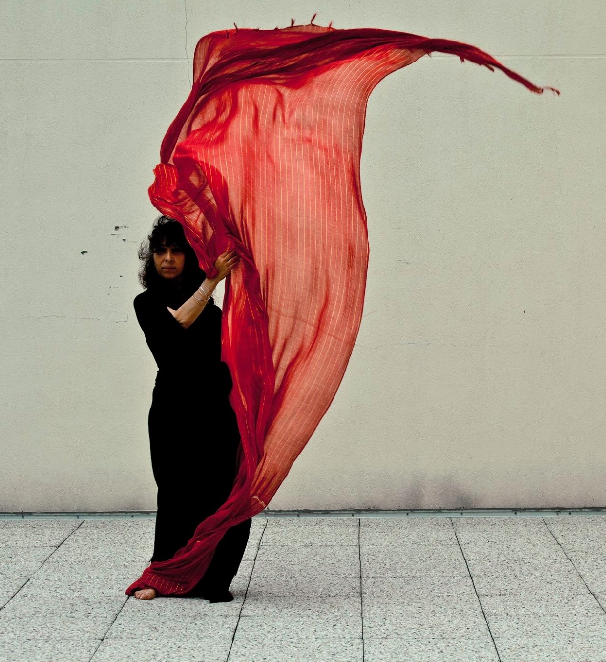 L'ART DU DRAPÉ D'UNE CHORÉGRAPHE VOYAGEUSE Saïda NaïtBouda