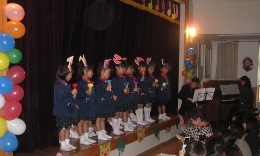 １２月、発表会です。年長組さんの女の子たちがハンドベルの名演奏をきかせてくれました。