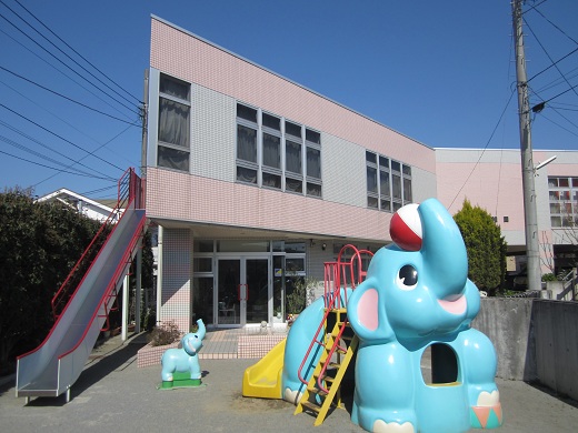 昭和６１年　学校法人栗の実学園若宮幼稚園として出発、平成１０年　現在の園舎に建て替え