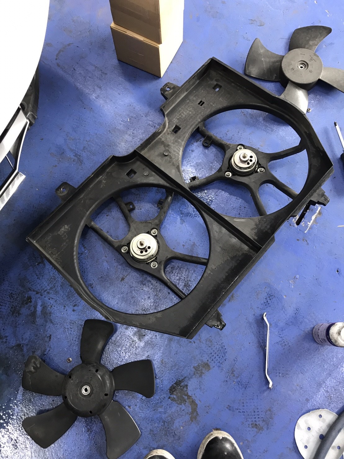 平成24年式 ニッサン セレナ DBAC26 電動ファンモーター交換 自動車のキズ・へこみ修理・短時間車検・車検ならお任せください。