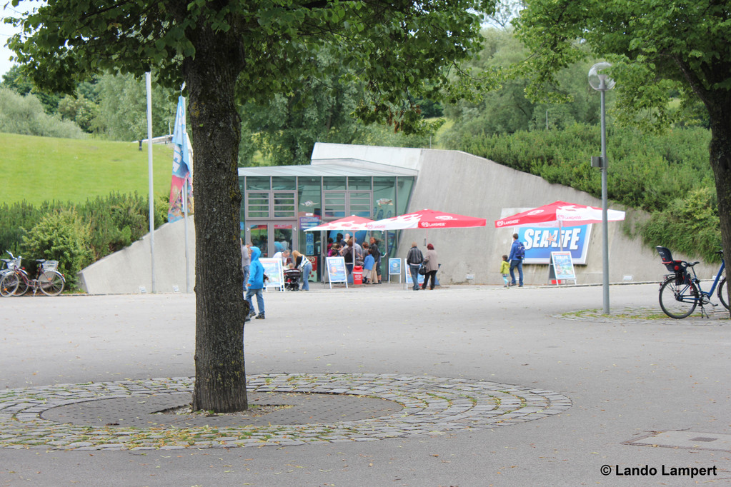 Eingang zum überwiegend unterirdisch gelegenen SeaLife München