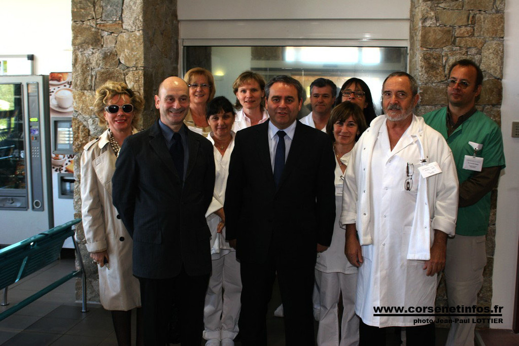 Le ministre de la Santé en compagnie de toute l'équipe du centre hospitalier de Calvi