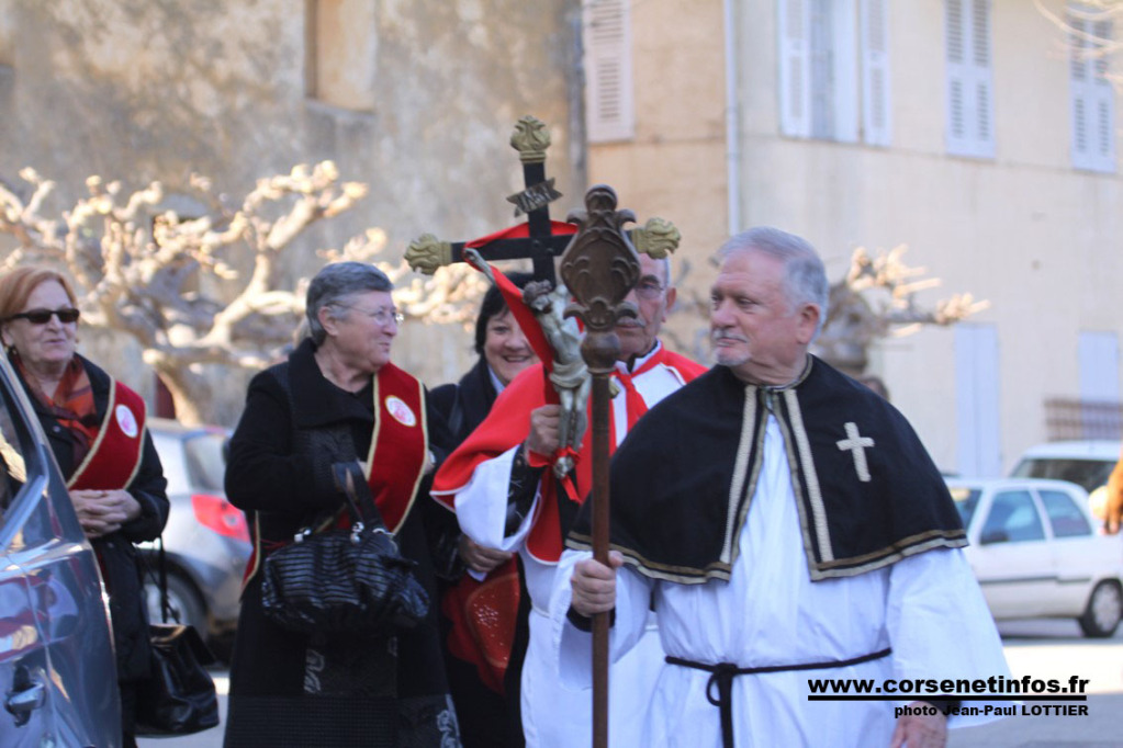 Derrière le Saint, les membres féminines de la confrérie Sainte Devote de Lucciana