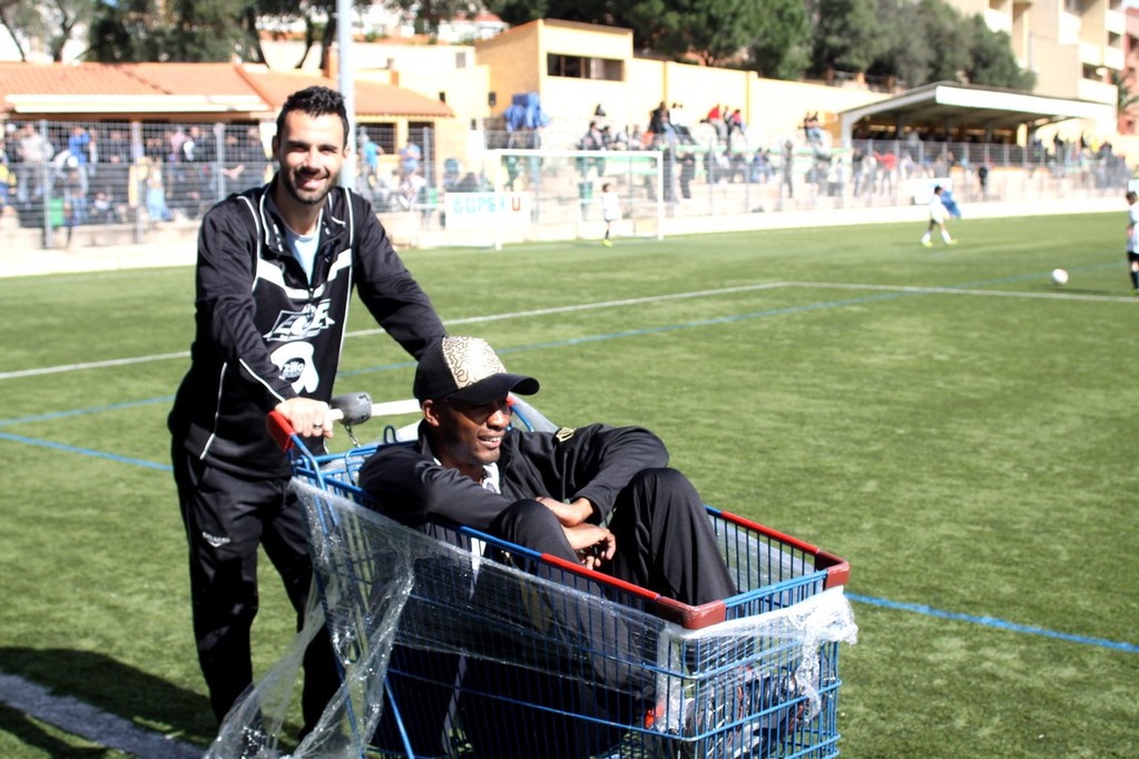 Promenade en caddie pour Bertin d'Avesne poussé par Inzerillo avant le matche contre le PSG