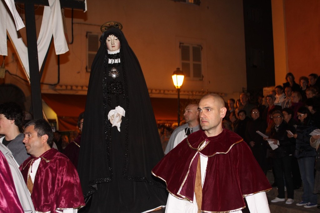 La Vierge des douleurs habillée de noir