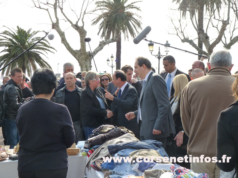 Et foule place Saint-Nicolas pour saluer le candidat socialiste